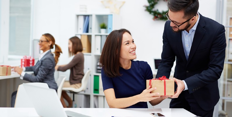 Best gift ideas for your employees for their work done in 2023